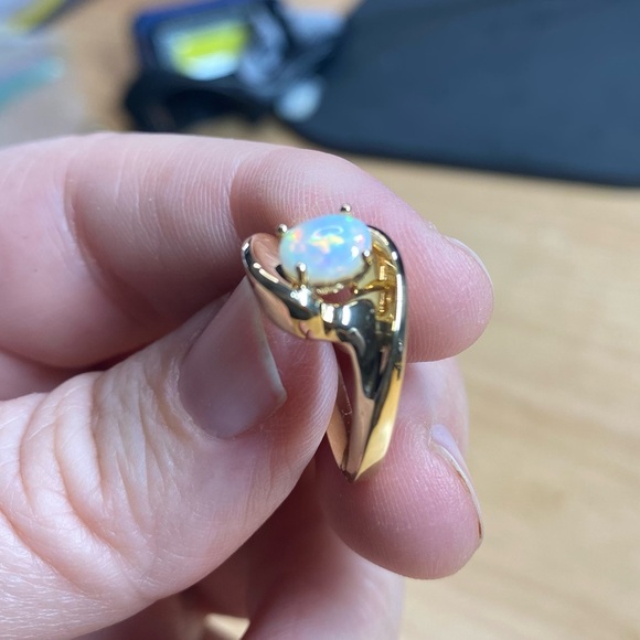 14 karat Yellow Gold and Australian Opal Ring - Picture 3 of 13